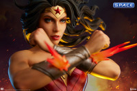 Wonder Woman Saving the Day Premium Format Figure (DC Comics)