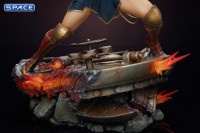 Wonder Woman Saving the Day Premium Format Figure (DC Comics)