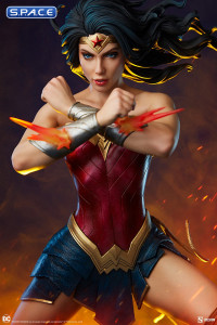 Wonder Woman Saving the Day Premium Format Figure (DC Comics)