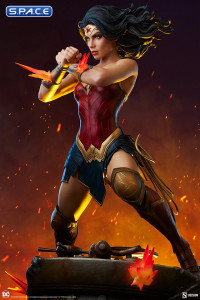 Wonder Woman Saving the Day Premium Format Figure (DC Comics)