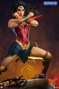 Wonder Woman Saving the Day Premium Format Figure (DC Comics)