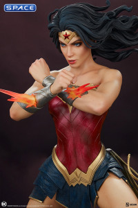 Wonder Woman Saving the Day Premium Format Figure (DC Comics)