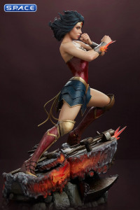 Wonder Woman Saving the Day Premium Format Figure (DC Comics)