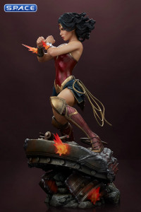 Wonder Woman Saving the Day Premium Format Figure (DC Comics)