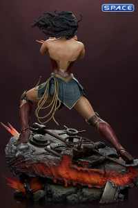 Wonder Woman Saving the Day Premium Format Figure (DC Comics)