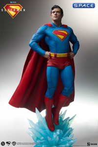 Superman Premium Format Figure (Superman)