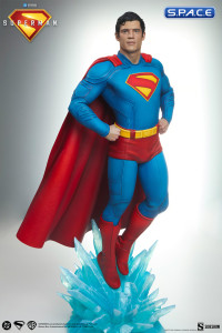 Superman Premium Format Figure (Superman)