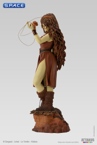 Pelisse mit Pelzchen Statue - Sepia Version