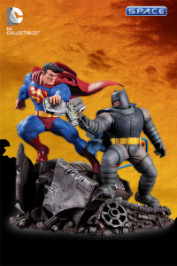 Superman vs. Batman Battle Statue (Batman - The Dark Knight Returns)