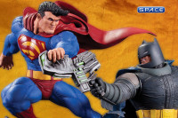 Superman vs. Batman Battle Statue (Batman - The Dark Knight Returns)